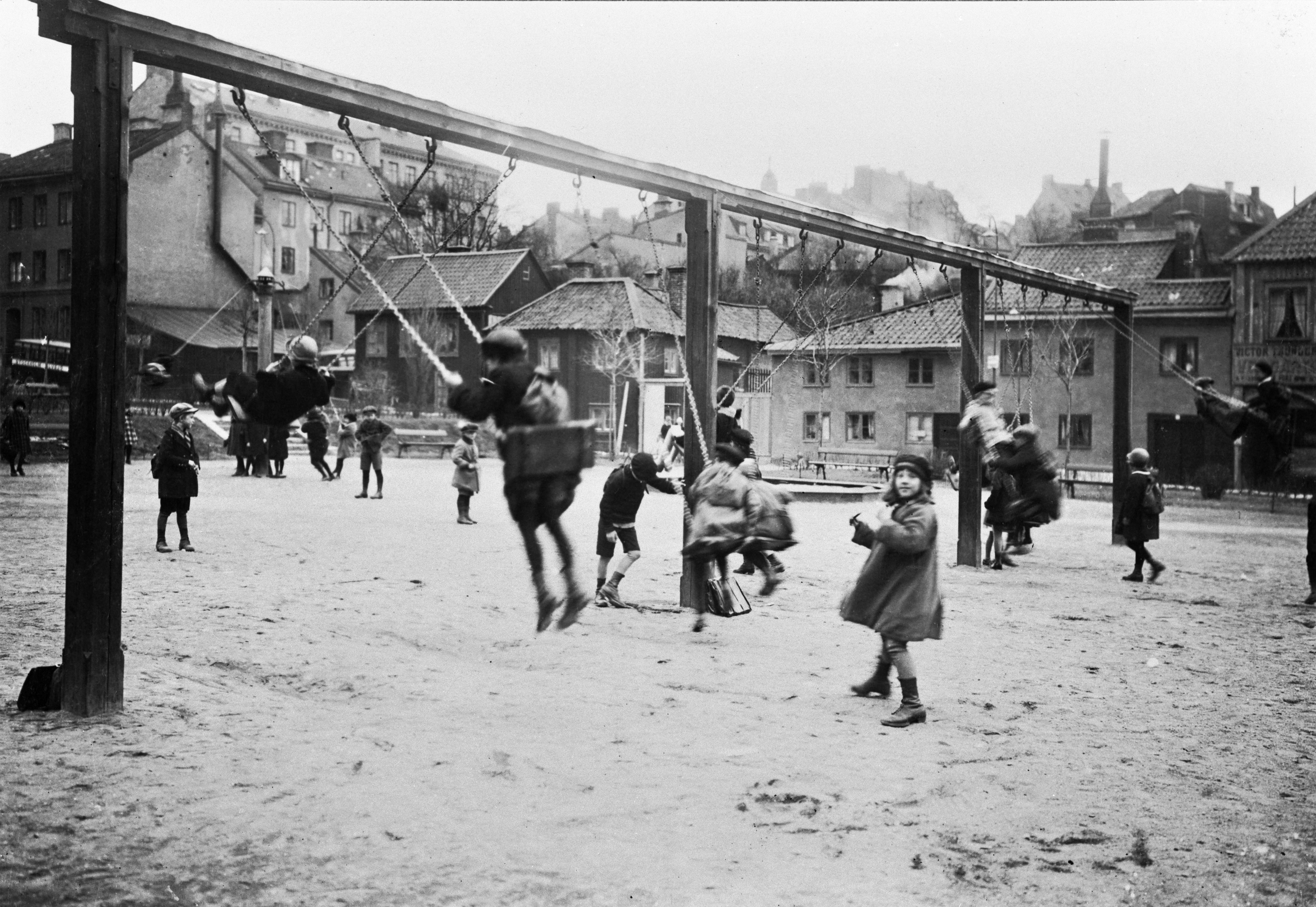 Barn som leker på Nytorget.